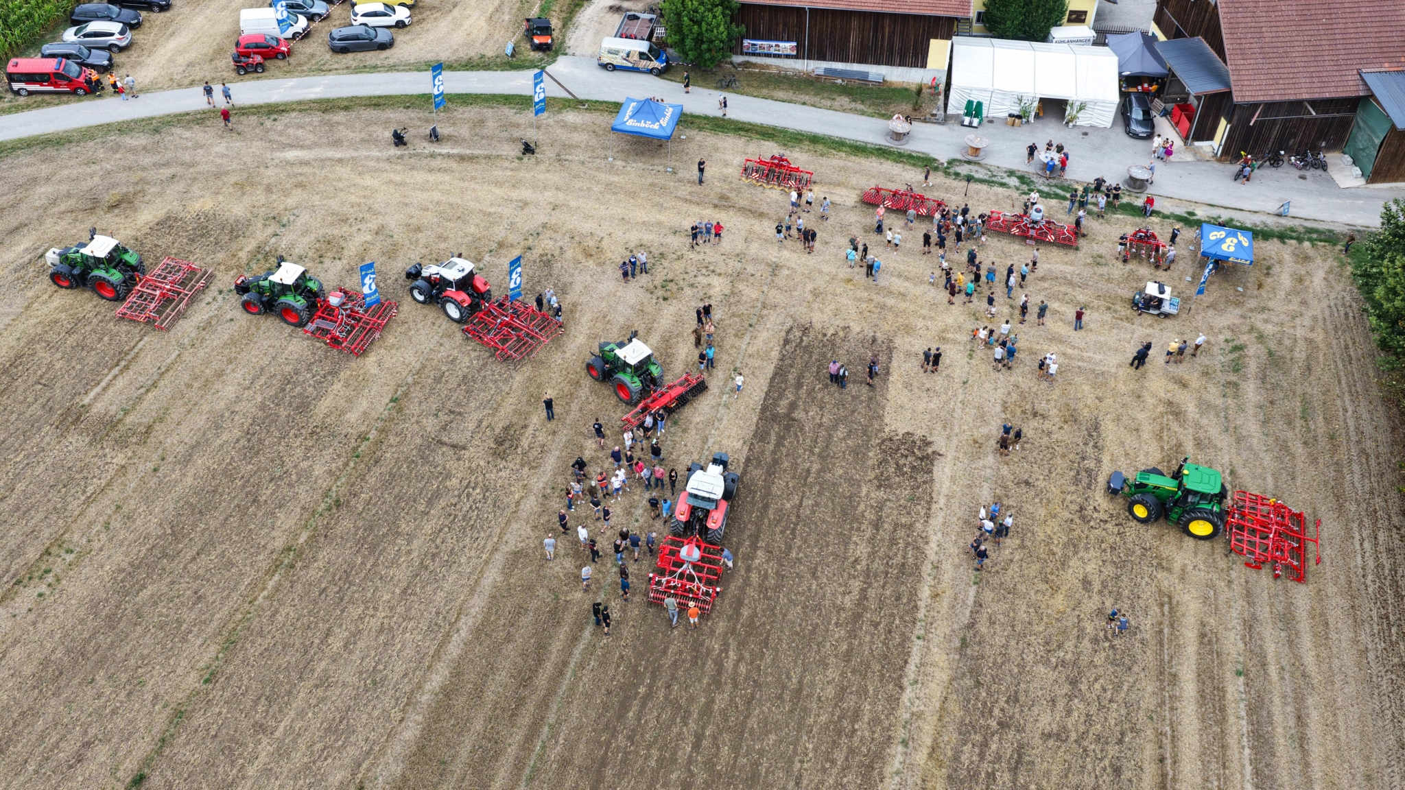 Drohnenaufnahme der Einböck Grubbertechnik beim Farmpower Feldtag