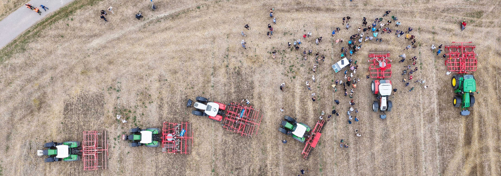 Drohnenaufnahme des Farmpower Feldtags Stoppelsturz